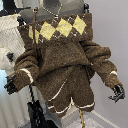 韩系新款纯欲复古菱格翻边一字领露肩毛衣+短裤慵懒氛围感两件套