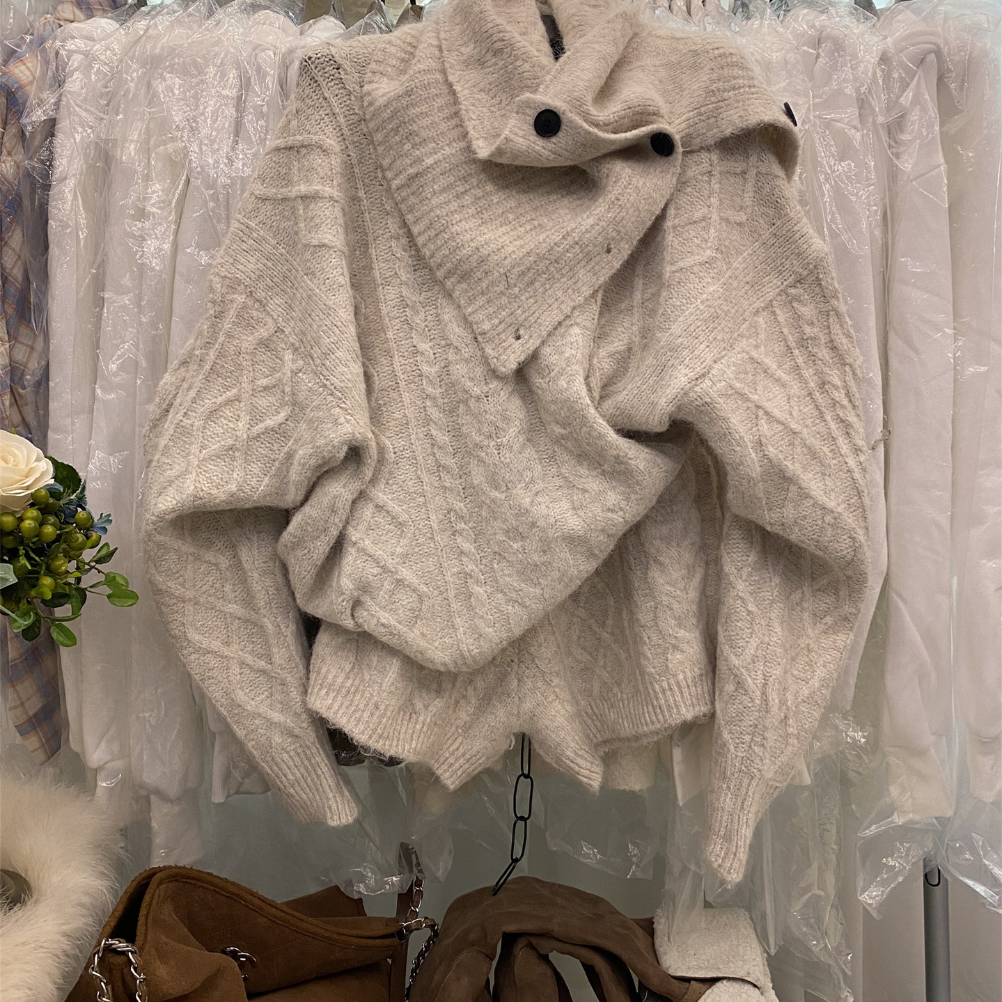 圆领长袖麻花毛衣围脖短裤三件套