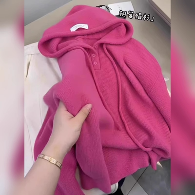 玫红色连帽山羊绒浣熊绒毛衣