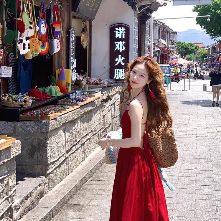 云南大理穿搭法式红色吊带连衣裙女性感露背适合海边度假拍照