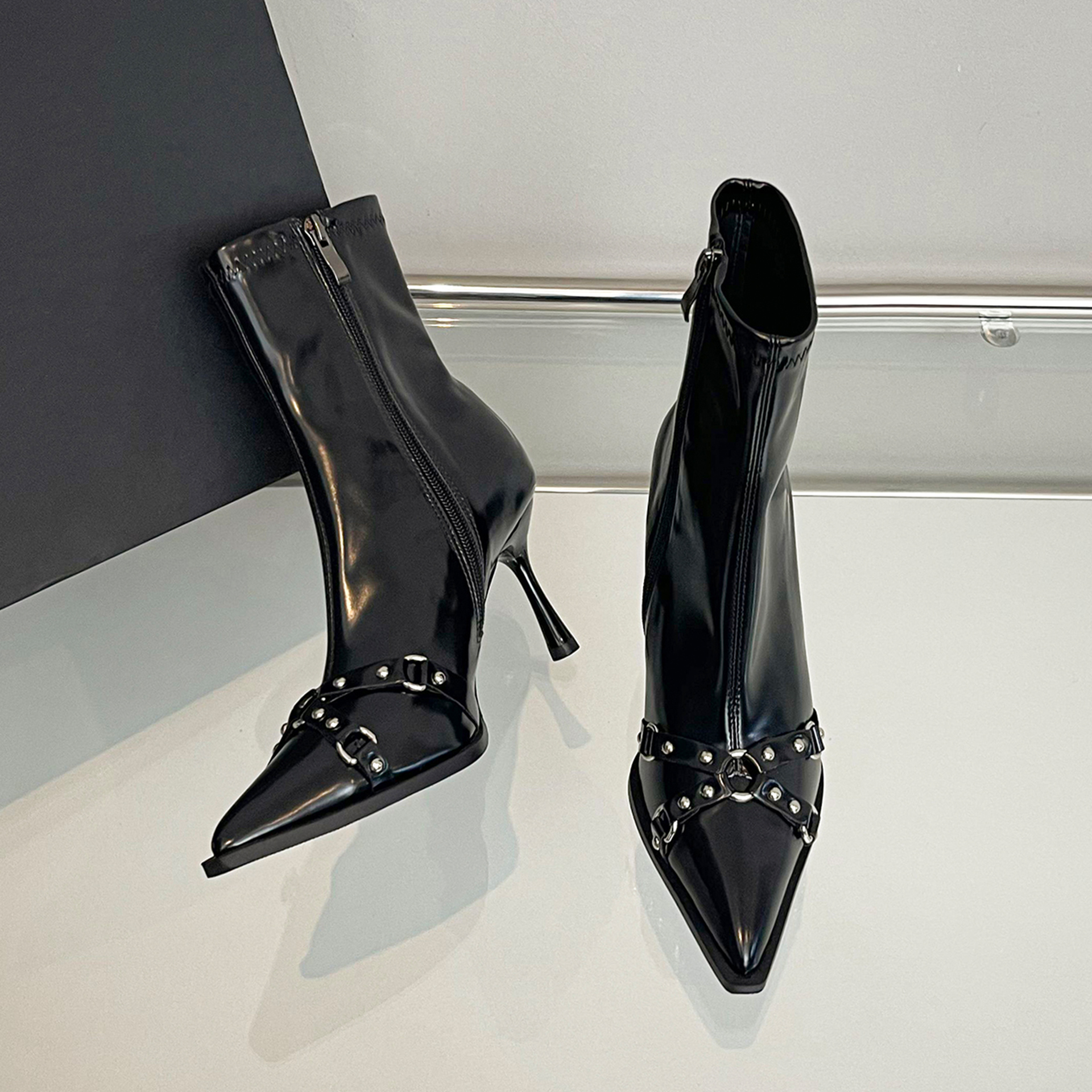 交叉皮带扣铆钉尖头高跟瘦瘦短靴