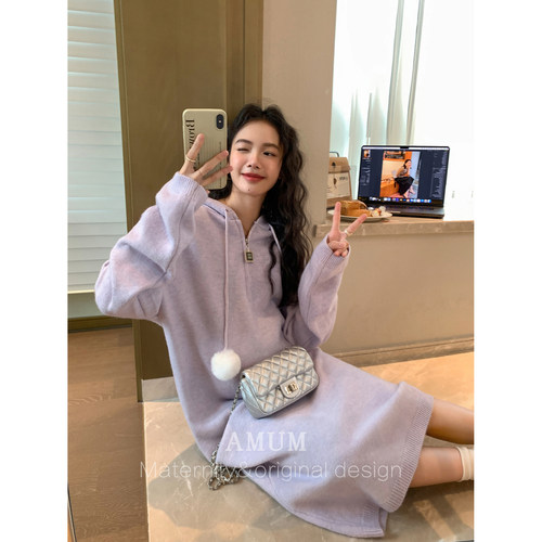 ◆AMUM孕妇装◆打破沉闷秋冬~毛球针织连衣裙冬季连帽半拉链长裙
