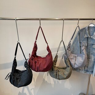 韩系ins慵懒风牛角包大容量帆布包褶皱尼龙包网红外出单肩斜挎包