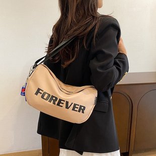 夏季 帝柏高级感小众斜挎包女甜美新款 枕头包复古字母尼龙布单肩包