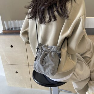 休闲超火尼龙布小包包女2024新款夏季百搭斜挎包单肩水桶包手机包