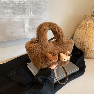 高级感2025新款hallokitty毛绒包包秋冬羊羔毛菜篮子手提包磁扣包