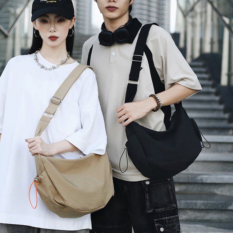 蒙娜丽莎大容量新款休闲百搭单肩斜挎包设计感运动风小众通勤饺子