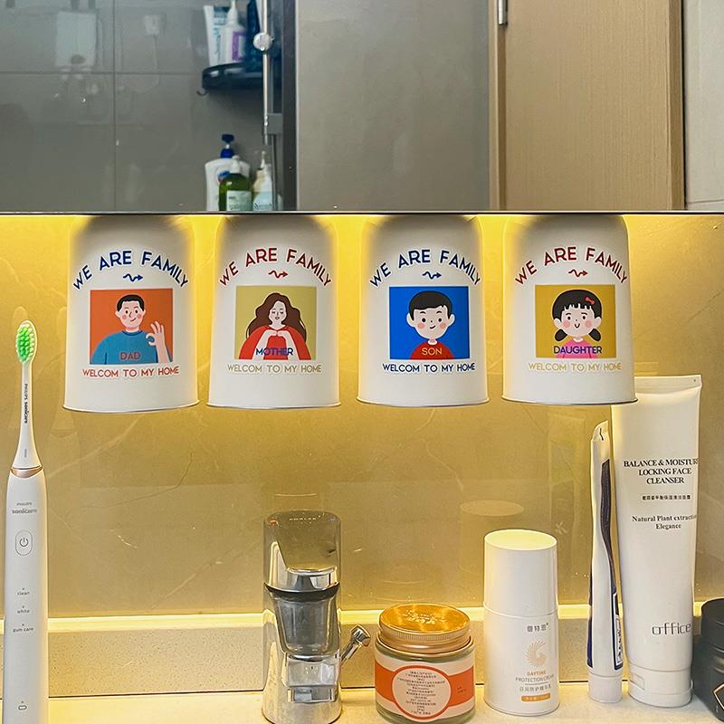 新疆包邮磁吸镜柜底壁挂不锈钢牙杯架子家庭儿童漱口杯一家三口四