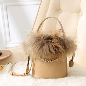 秋冬百搭毛毛手提包
