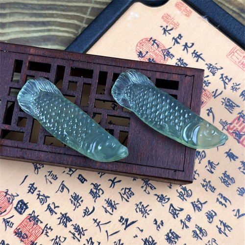 天然岫玉淡绿金龙鱼吊坠保真