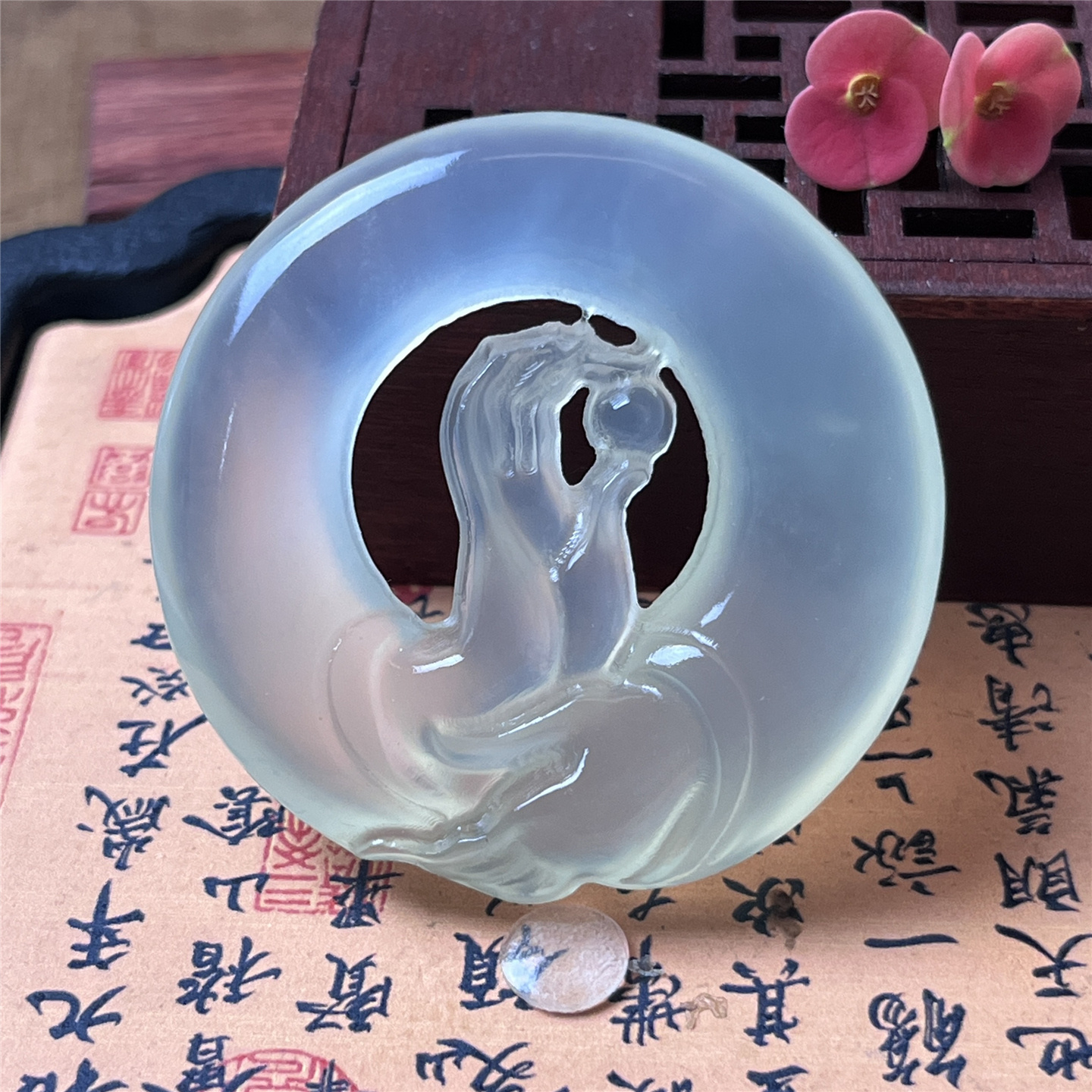 天然岫玉冰种掌上明珠吊坠保真