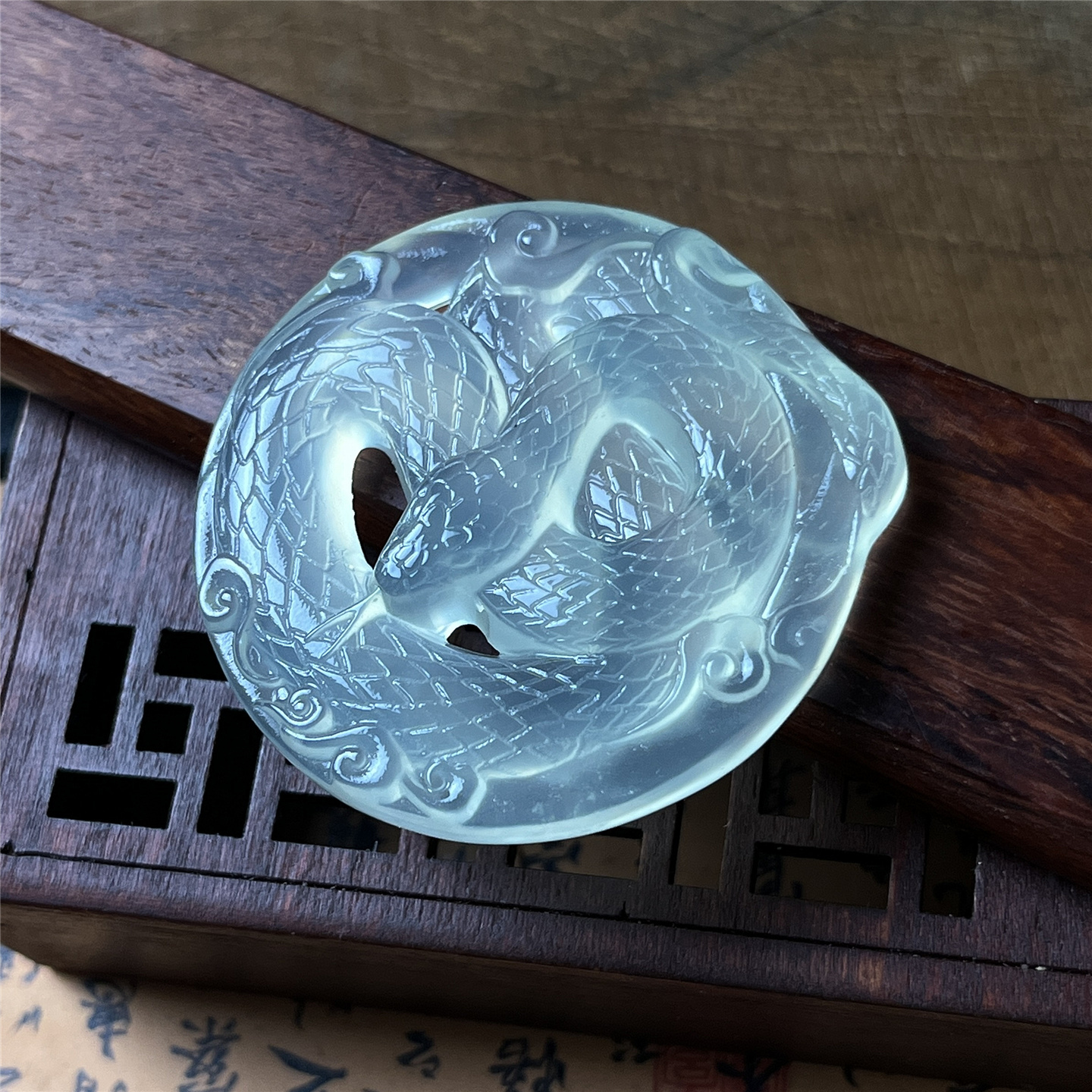 天然岫玉蛇牌吊坠保真立体雕刻精