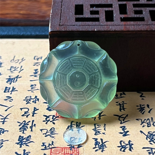 天然岫玉八方来财吊坠莹绿双面