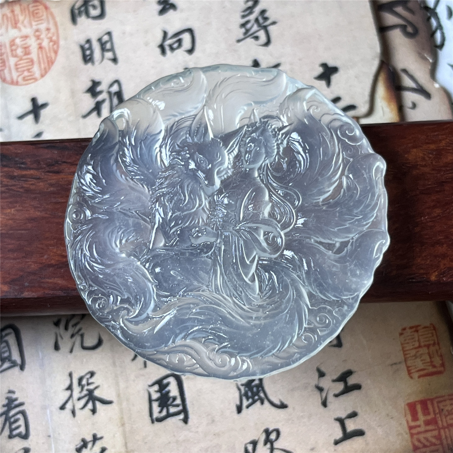 天然岫玉九尾狐吊坠保真精雕刻仿古人物圆牌大气好货毛衣链玉石坠