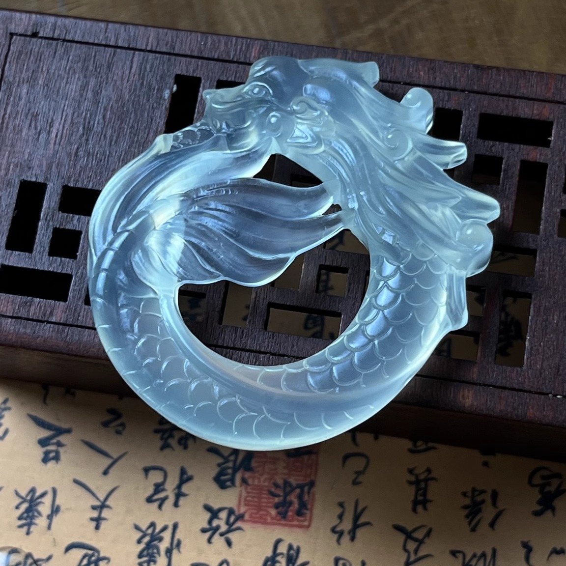 天然岫玉龙牌吊坠保真精工镂空