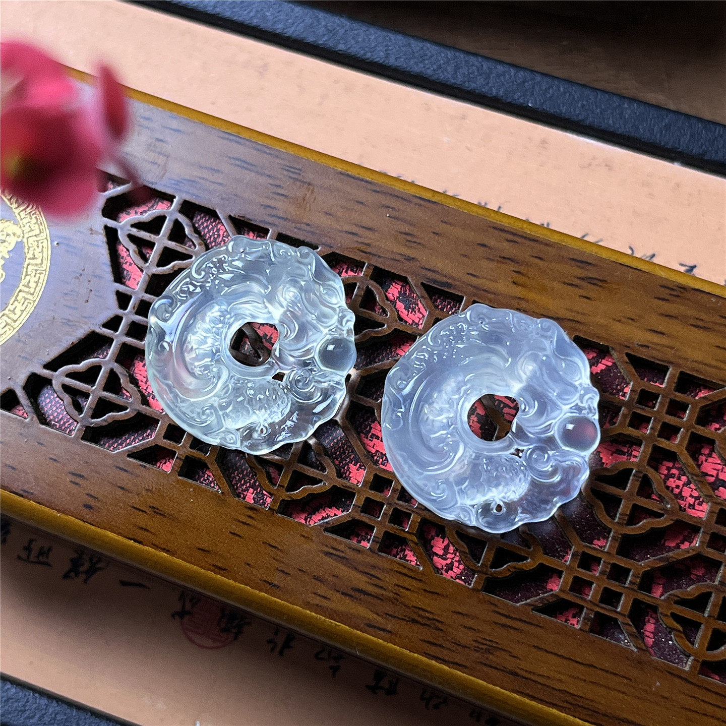 天然岫玉龙鱼吊坠小尺寸冰透精工男女款贴身玉石挂坠实物拍摄礼物