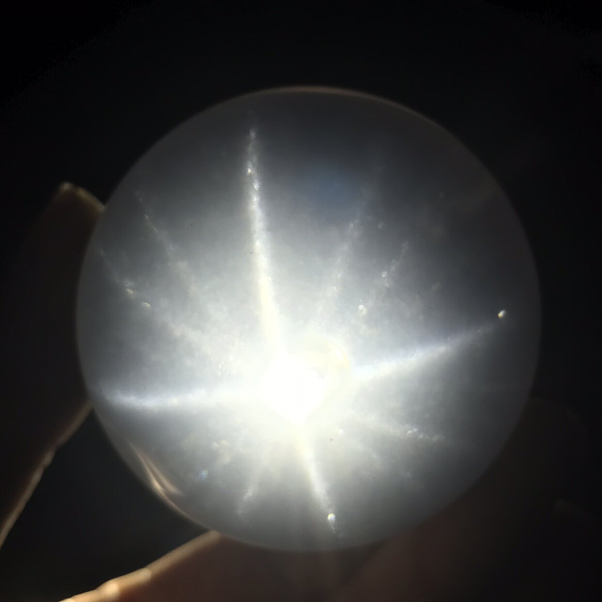 巴西天然奶白晶球摆件高透冰晶12射星光效应包裹满天星发晶全净体