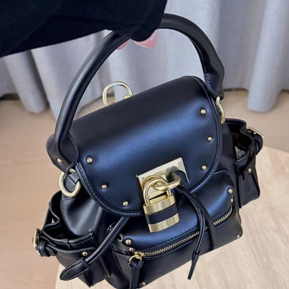 小众设计复古百搭锁头包铆钉双肩包2026新款高级感通勤手提包背包