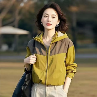 2026超火减龄开春新款女士高级感独特超好看休闲连帽冲锋衣薄外套