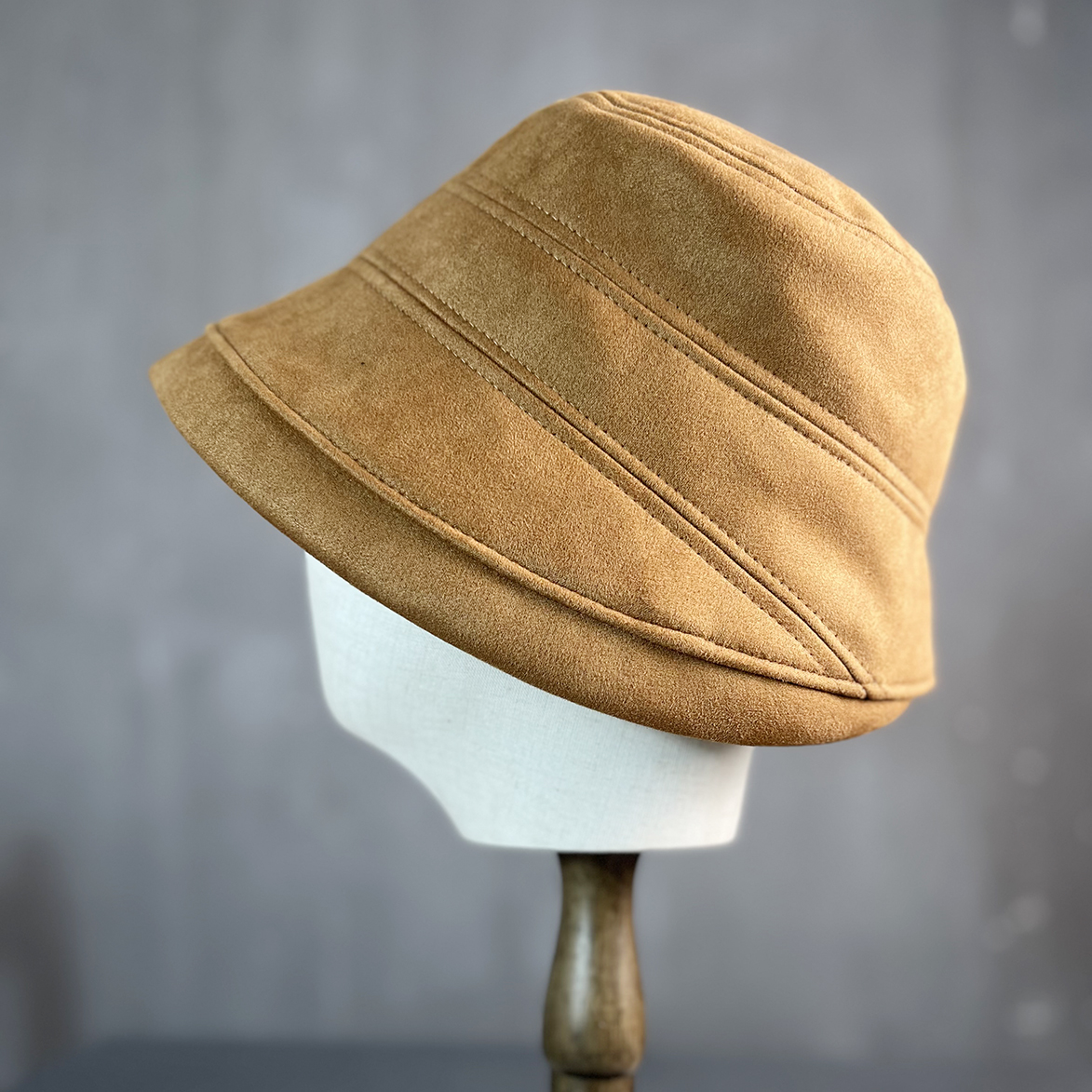 YOUR秋冬款鹿皮绒渔夫帽女显脸小复古盆帽保暖大头围可翻边水桶帽