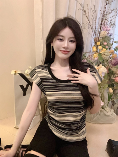Real price and real shooting new flying sleeve shirt fold round neck black and white stripe short sleeve T-shirt