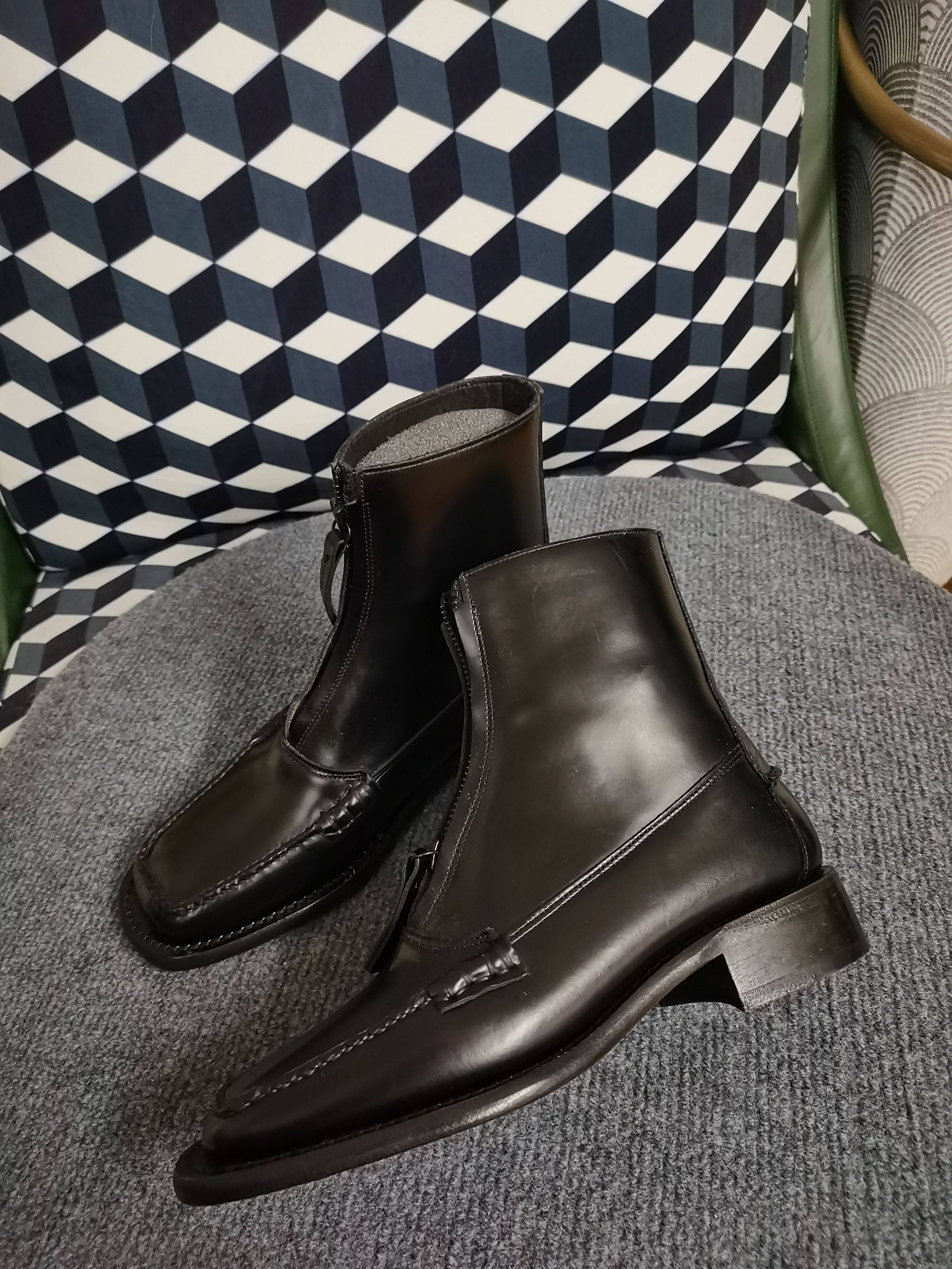 西班牙HEREU黑色漆皮短靴女法式短靴高级感前拉链女方头切尔西靴