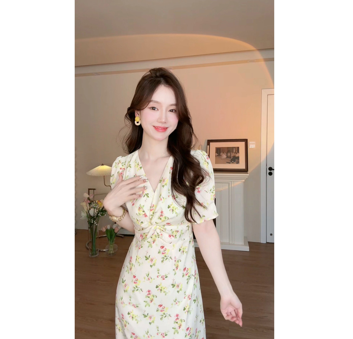 李雨薇 2023新款夏日香气设计扭结显瘦连衣裙女