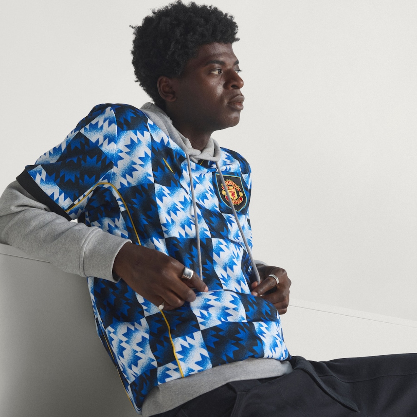 Adidas阿迪达斯曼联LFSTLR足球休闲文化宽松短袖V领球衣JN2813