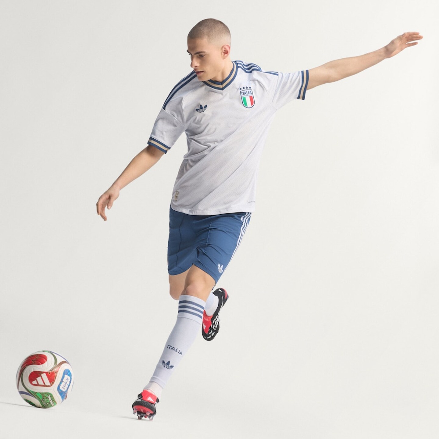 Adidas阿迪达斯意大利国家队世界杯客场球员版足球短袖球衣JL6938