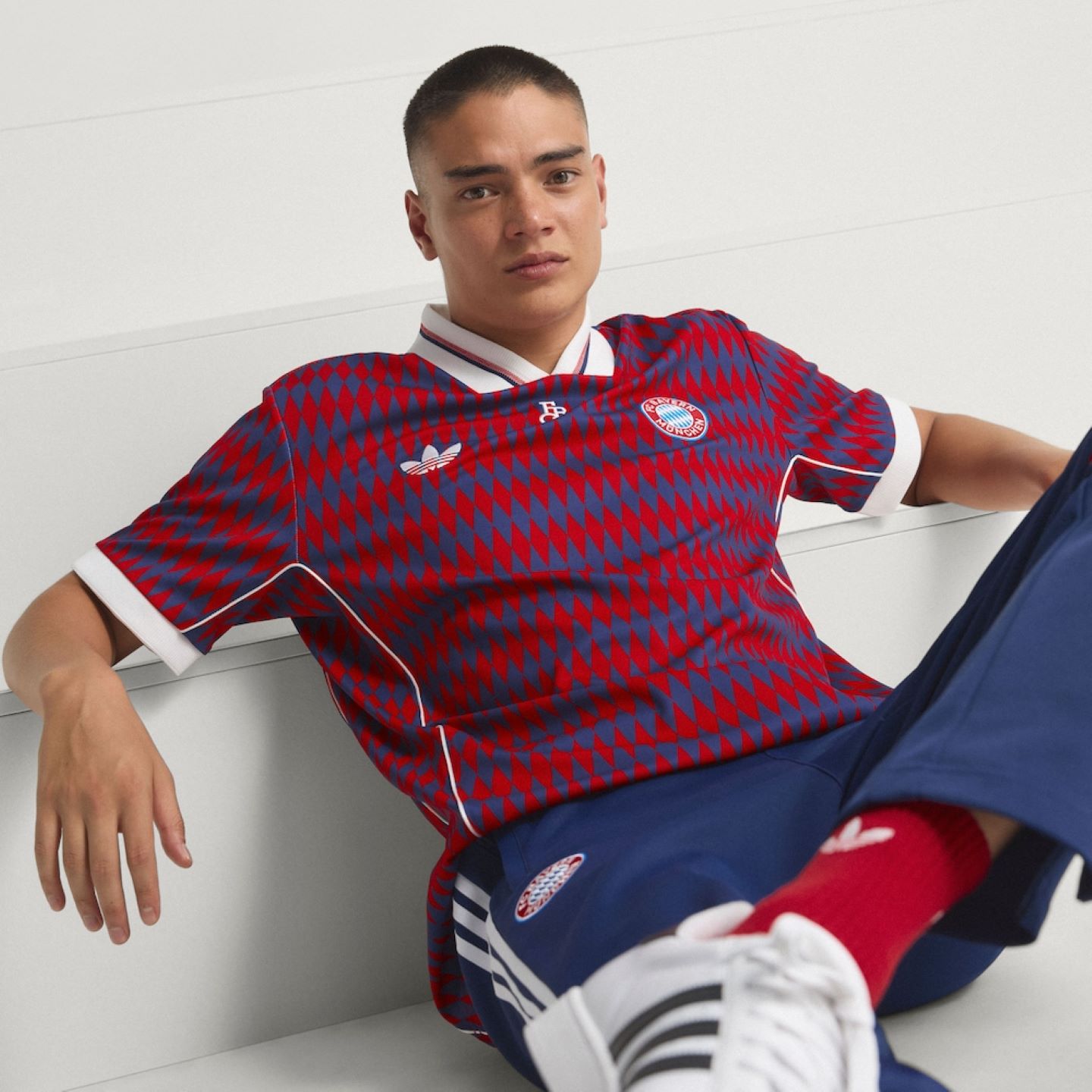 Adidas拜仁足球休闲文化短袖球衣