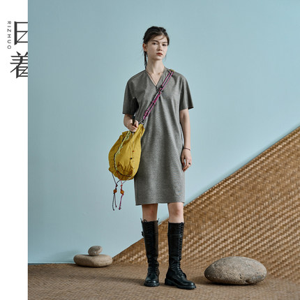 日着寻碎石灰针织宽松短袖连衣裙2025夏季新款显瘦高级气质短裙女