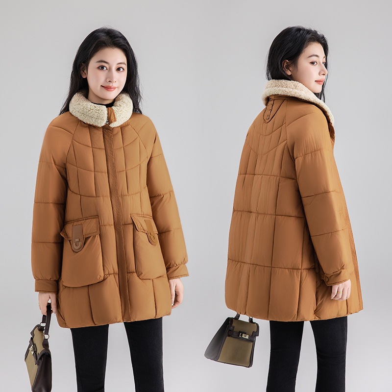 翻领羊羔毛羽绒棉服女中