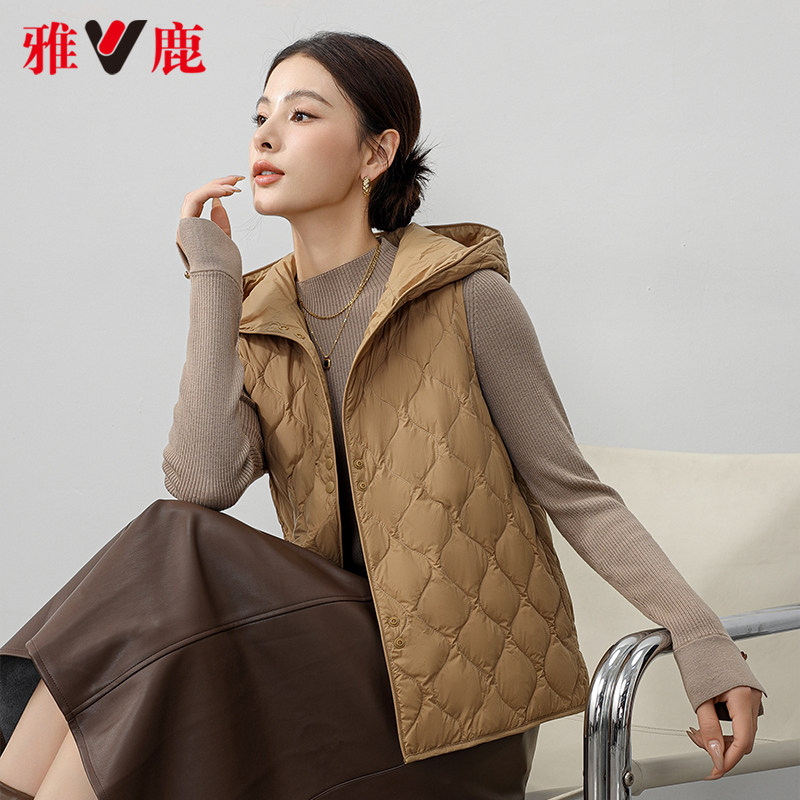 雅鹿轻薄羽绒马甲女连帽短款外套