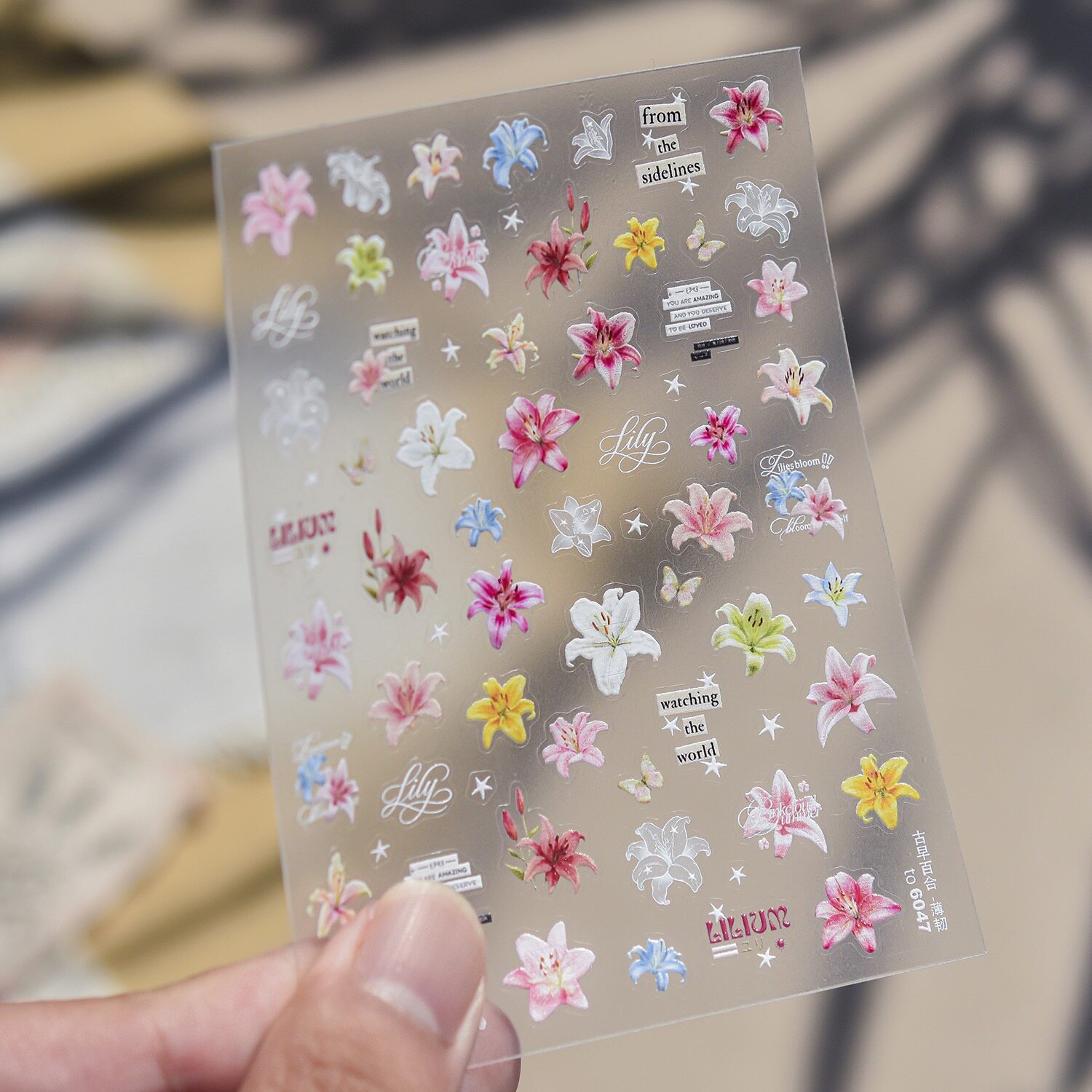 สติกเกอร์เล็บลายดอกลิลลี่สไตล์วินเทจ สดใส หวานแหวว สติกเกอร์เล็บสีสันโดปามีน ลายดอกลิลลี่แบบเรียบง่าย สไตล์อินสตาแกรม