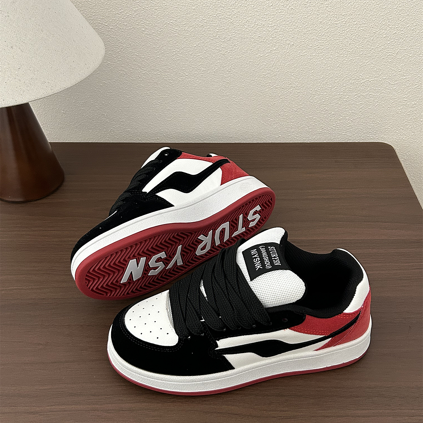 黑红色百搭休闲板鞋男鞋子2025年冬季情侣小众面包鞋轻便运动鞋