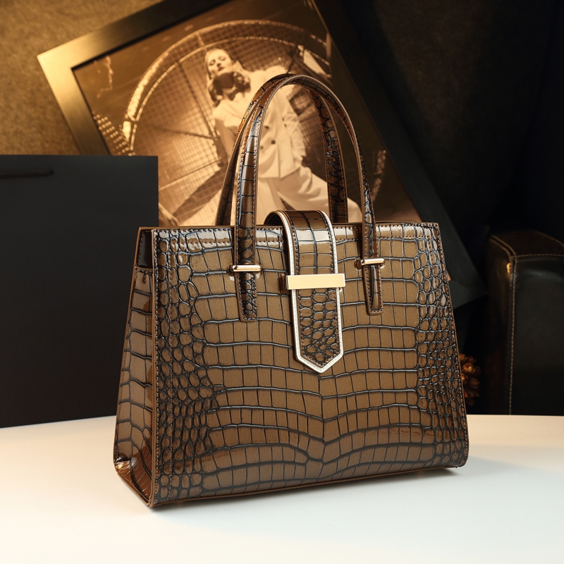2025新款鳄鱼纹大气单肩斜挎女包中时尚百搭大容量中年妈妈手提包