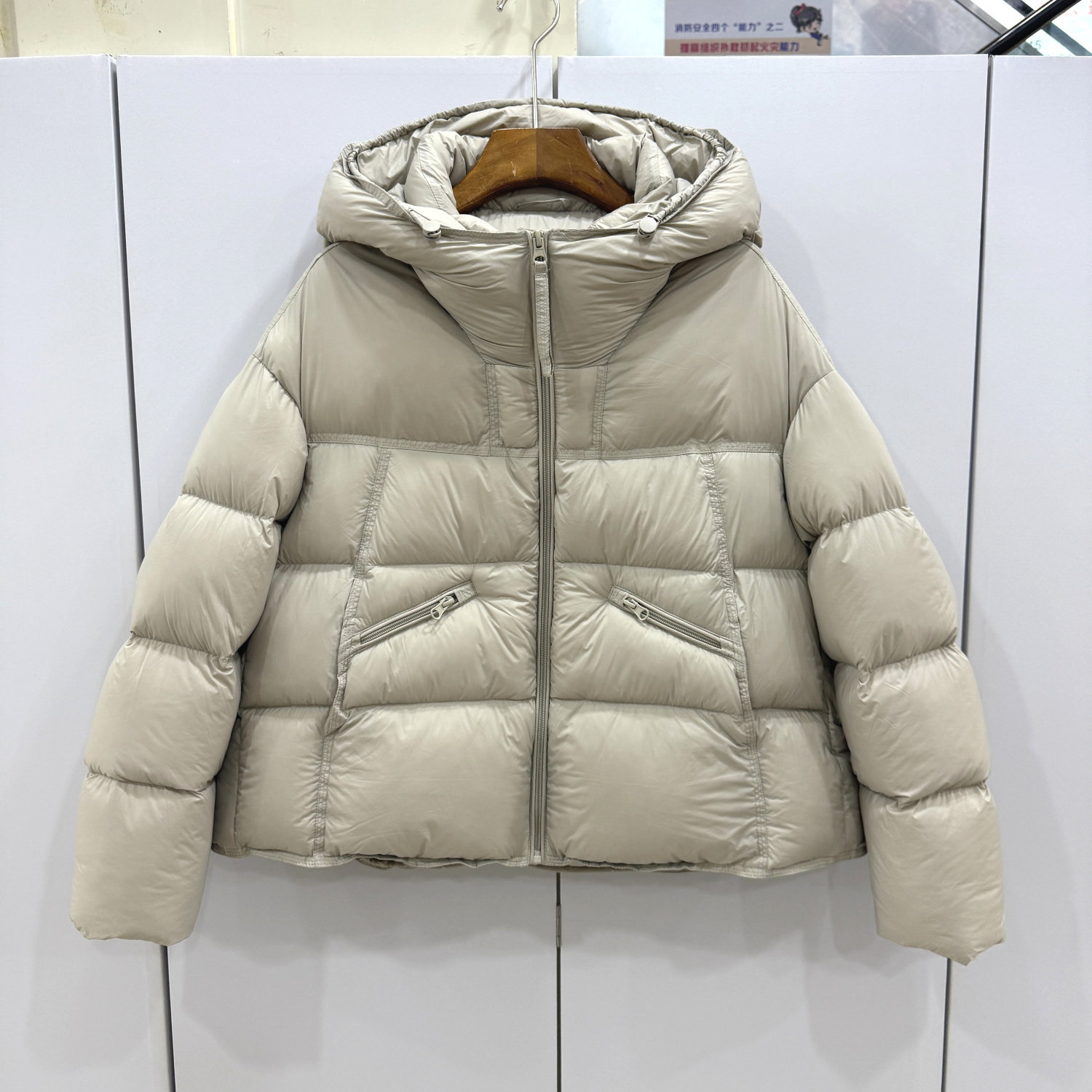 2N8539欧洲站25冬新款时尚云朵泡芙舒适加厚抽绳连帽泡芙短羽绒服