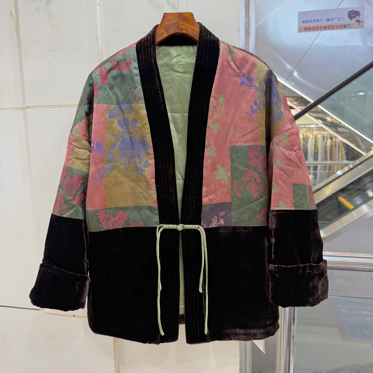 芳衣俊TA-7122 欧洲站流苏盘扣半开V领提花国风休闲填充棉衣26冬