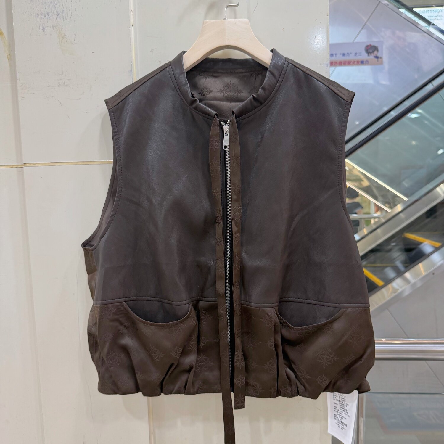 CZ26717 飘带蝴蝶结领人丝碎花拼接休闲皮衣马甲外套欧货秋装