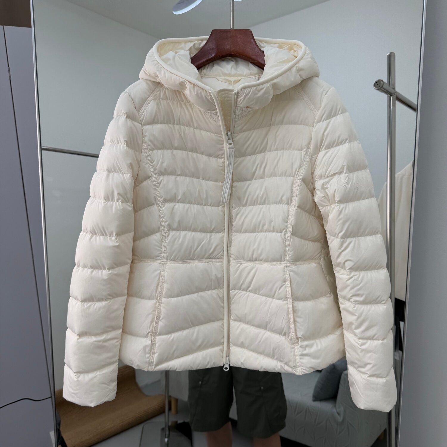 拉拉古芭276037轻薄连帽排骨羽绒服女短款收腰显瘦90鸭绒保暖外套