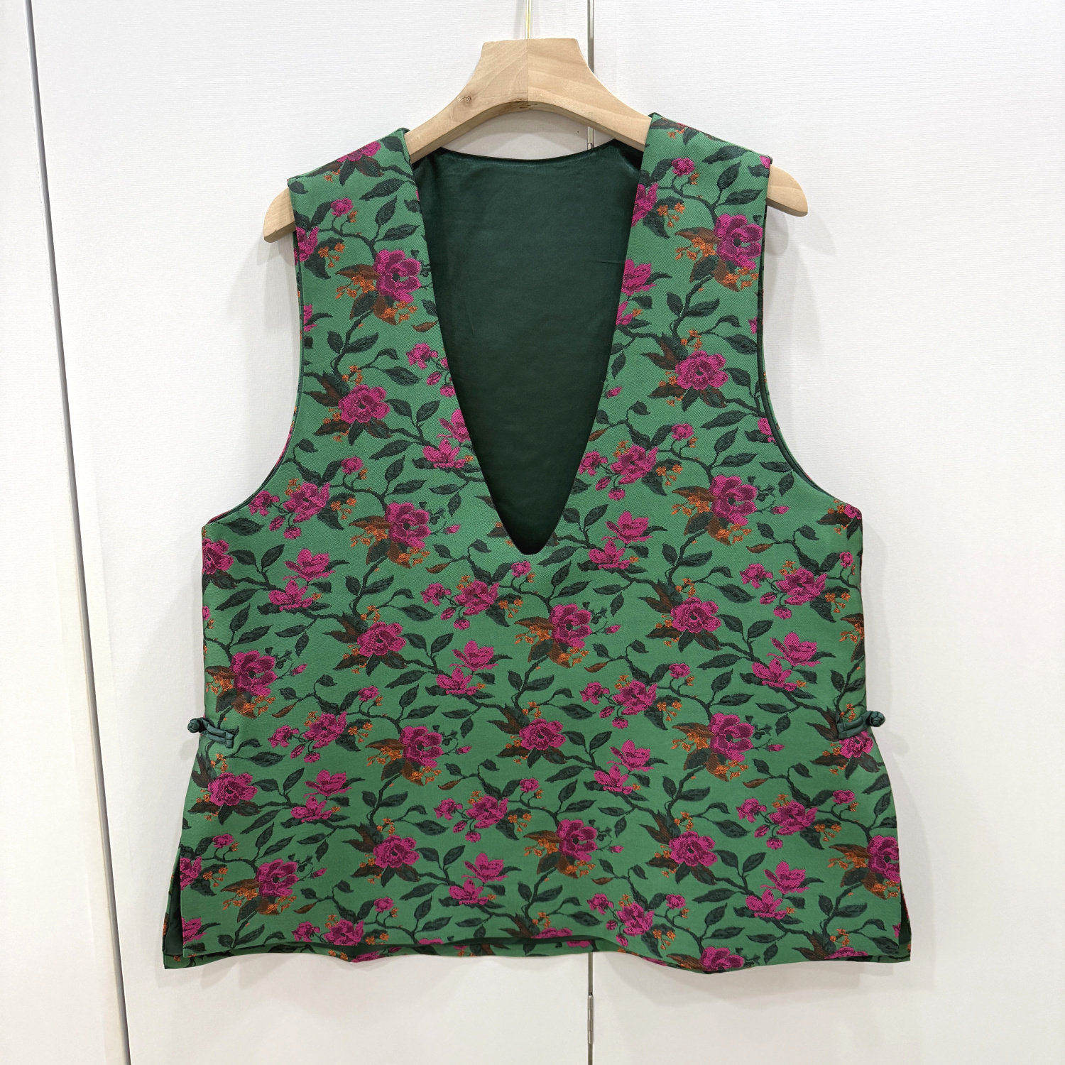 26736欧洲站2026春新款时尚轻奢大V领满身花朵提花莱赛尔国风马甲