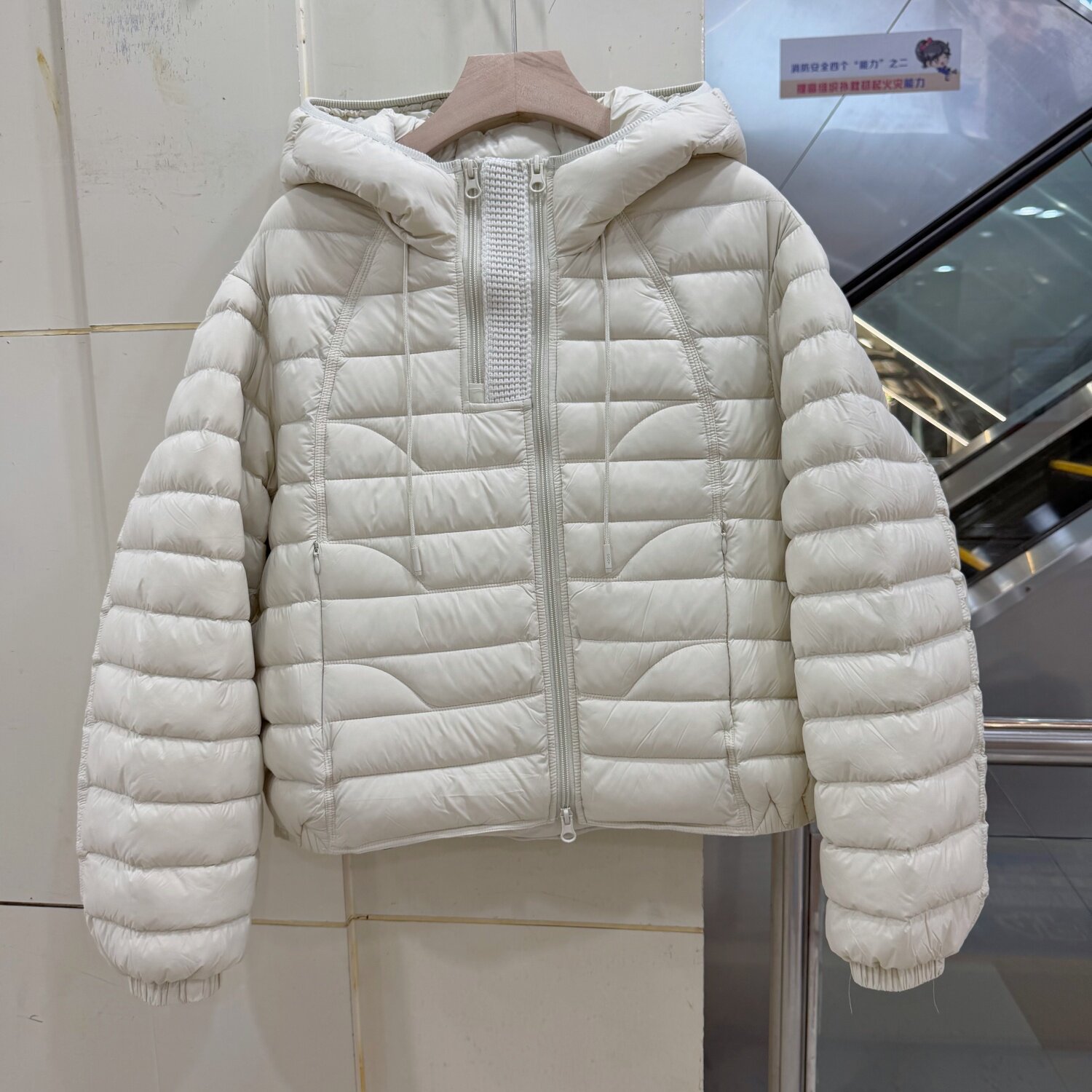 9501欧货轻薄连帽羽绒服女短款宽松泡芙排骨条90鹅绒减龄保暖外套
