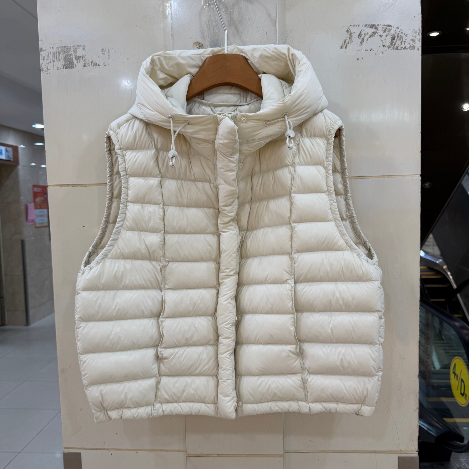 6887欧货轻薄排骨条羽绒马甲女连帽90白鸭绒小个子泡芙保暖外套冬