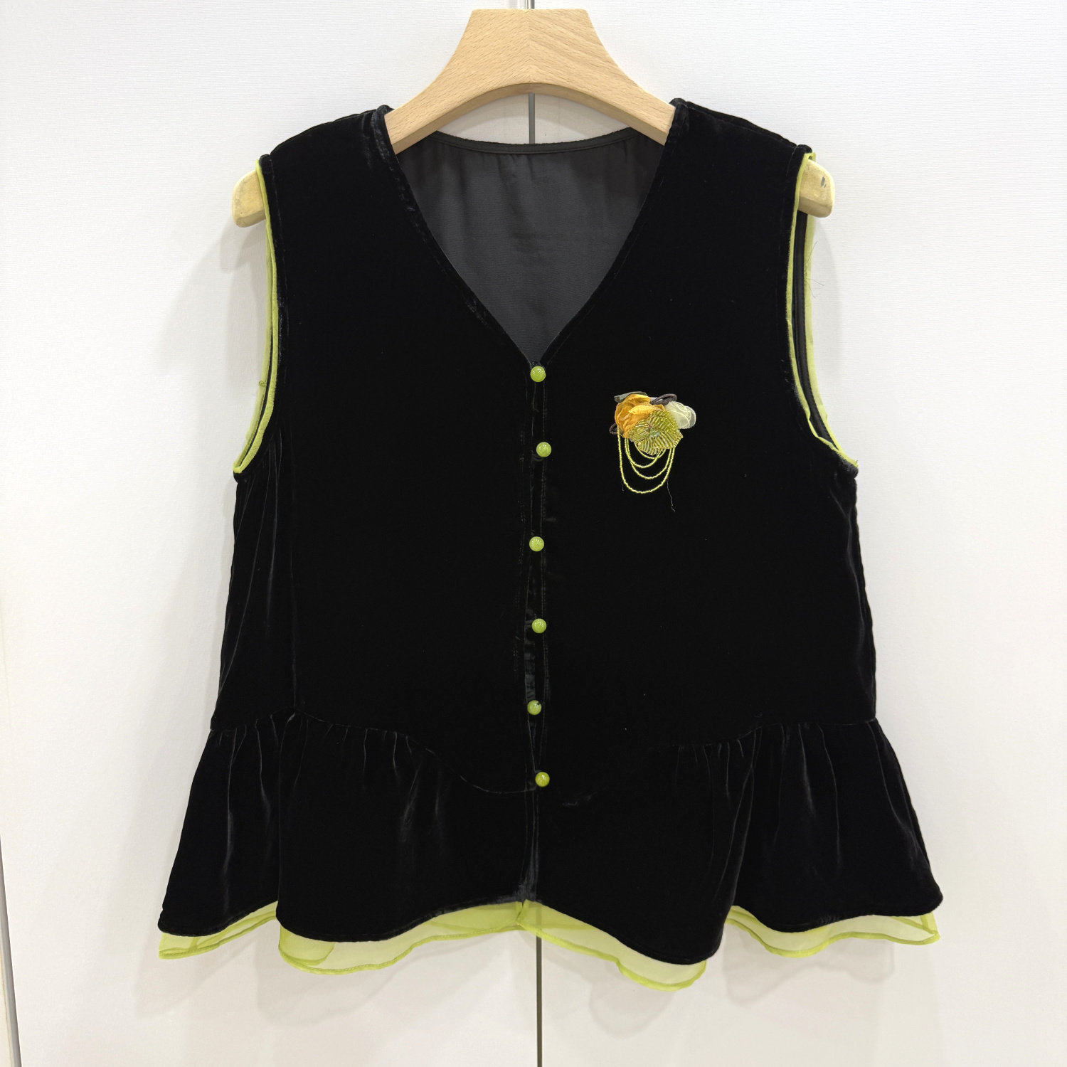 L69282欧货 撞色下荷叶边胸花单排扣V领减龄无袖真丝丝绒马甲衬衣