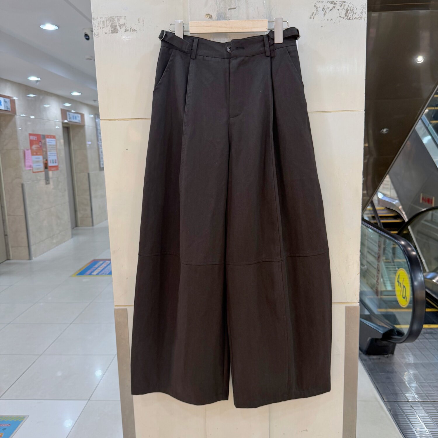 68838520E 欧洲站26秋两侧系带扣高腰休闲减龄天丝棉弯刀裤女裤