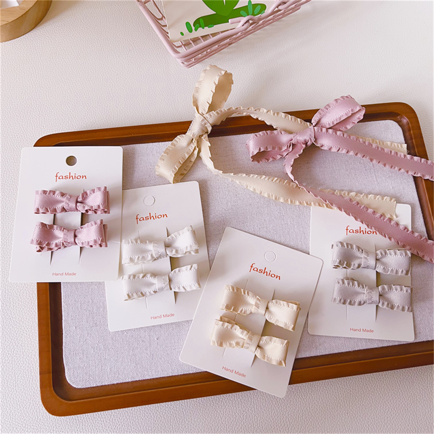 女孩可爱蝴蝶结碎发夹