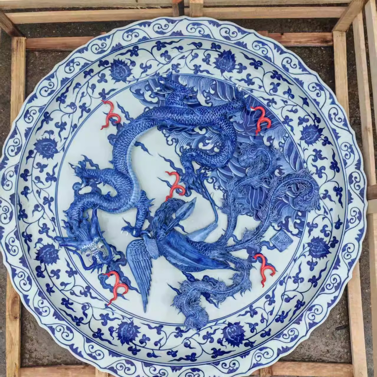 古玩杂项旧藏瓷板画红木雕龙纹瓷盘手绘青花瓷盘缠枝莲艺术大瓷盘