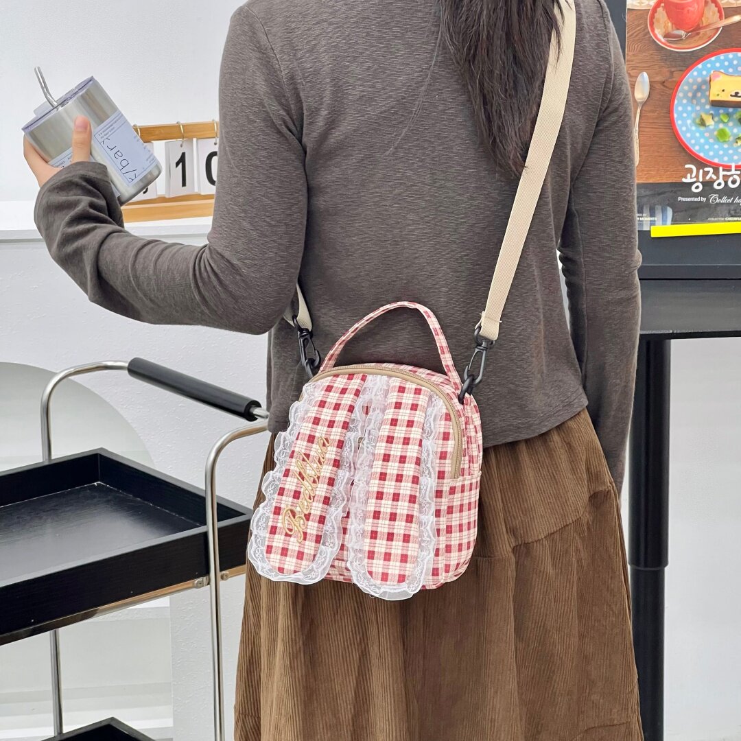 沐里沐气2026新款格纹蕾丝边可爱斜挎包日系少女风通勤百搭单肩包