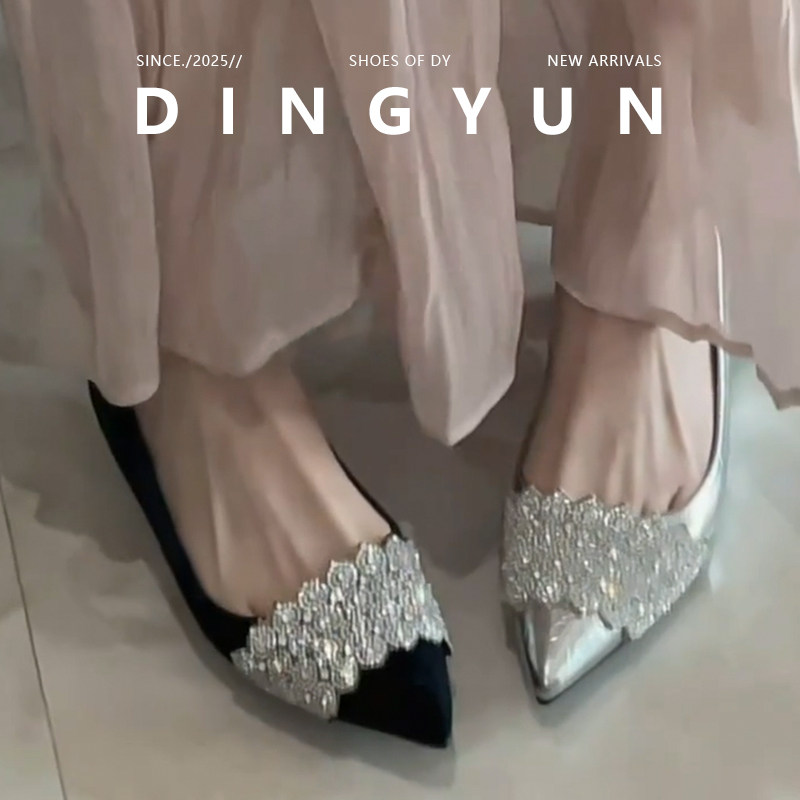 黑色/银色百搭通勤尖头低跟鞋