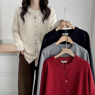 时尚 秋冬针织衫 2024新款 女胖mm开衫 减龄刺绣门襟包扣毛衣外套 大码